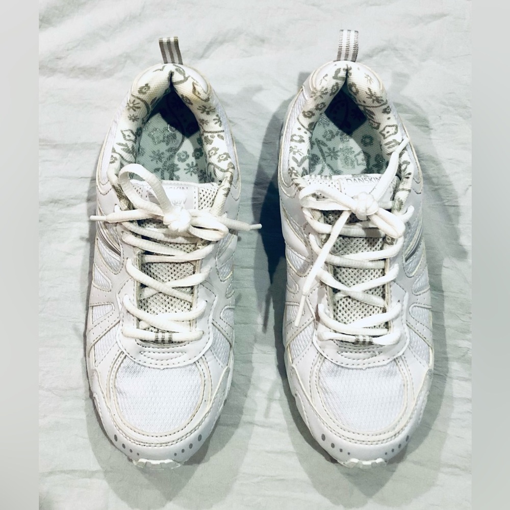 DANSKIN NOW girls/ladies white sneakers size 4 EUC - Picture 5 of 11